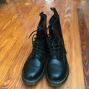 Dr. Marten Women's1460 Leather boot